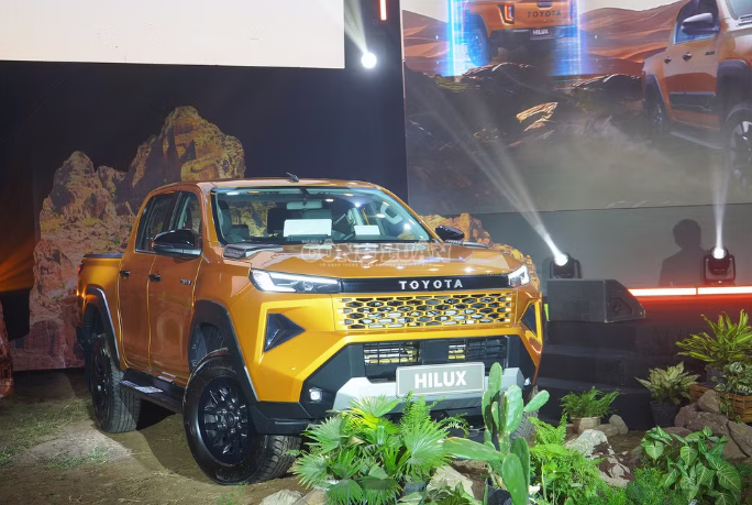 Đang bán chạy, Toyota Hilux vẫn được đại lý giảm giá 40 triệu đồng
